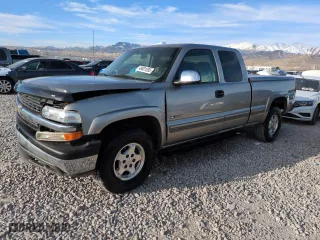 2000 Chevrolet Silverado 1500 LT with VIN 1GCEK19T8YE206233, listed as a Copart auction lot 49801595 with 57,204 mi miles and Salvage Title. Bid and sale history available at carsss.com. Image 1.