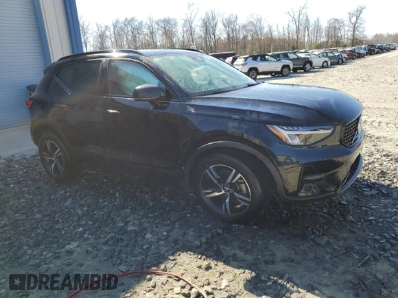 2024 Volvo XC40 Core Bright Theme z VIN YV4L12UK8R2334535, wystawiony jako Copart lot #50716025 z przebiegiem 22 014 mil mil oraz Czysty tytuł • Clean title. Historia ofert i sprzedaży dostępna na DreamBid. Obrazek 4.