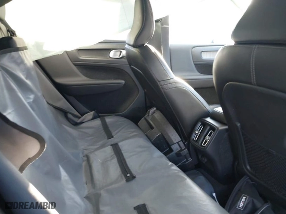 2019 Volvo XC40 Inscription with VIN YV4162UL3K2110466, listed as a IAAI auction lot 41693547 with 73,737 mi miles. Bid and sale history available at carsss.com. Image 8.