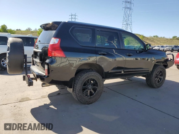 2013 Lexus GX 460 z VIN JTJBM7FX7D5060423, wystawiony jako Copart lot #57287435 z przebiegiem 180 625 mil mil oraz Szkoda całkowita • Salvage title. Historia ofert i sprzedaży dostępna na DreamBid. Obrazek 3.