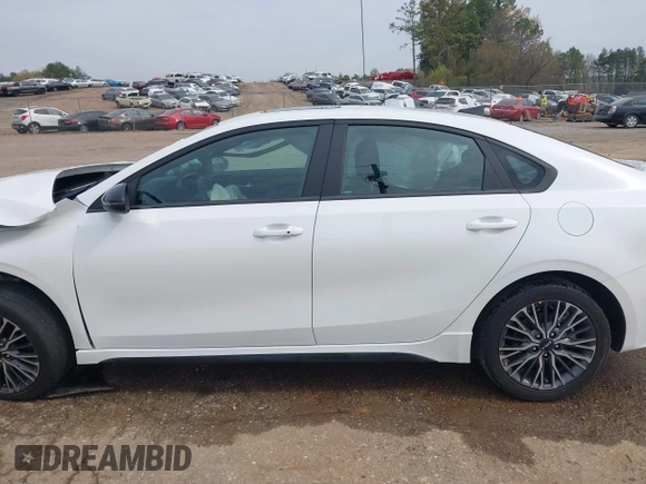 2023 Kia Forte GT-Line z VIN 3KPF54AD7PE683899, wystawiony jako IAAI lot #41902601 z przebiegiem 13 859 mil mil oraz . Historia ofert i sprzedaży dostępna na DreamBid. Obrazek 14.