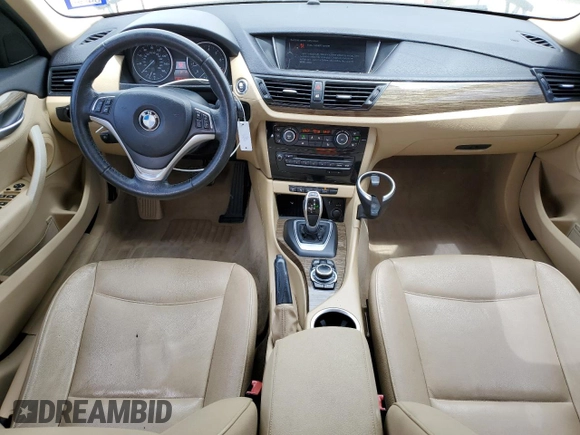 2014 BMW X1 xDrive28i z VIN WBAVL1C56EVY10542, wystawiony jako Copart lot #53116555 z przebiegiem 109 473 mil mil oraz Czysty tytuł • Clean title. Historia ofert i sprzedaży dostępna na DreamBid. Obrazek 8.
