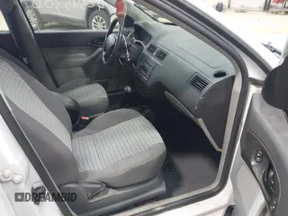 2007 Ford Focus S z VIN 1FAFP34N87W360398, wystawiony jako IAAI lot #42395300 z przebiegiem 96 220 mil mil oraz . Historia ofert i sprzedaży dostępna na DreamBid. Obrazek 5.