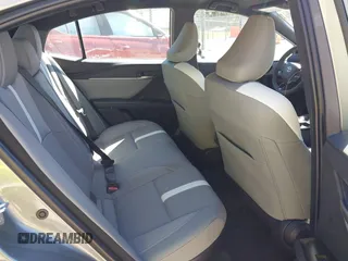 2025 Toyota Camry LE z VIN 4T1DAACK2SU566377, wystawiony jako IAAI lot #41818582 z przebiegiem 1 950 mil mil oraz . Historia ofert i sprzedaży dostępna na DreamBid. Obrazek 8.