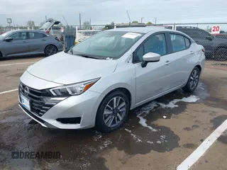 2023 Nissan Versa SV z VIN 3N1CN8EV2PL851282, wystawiony jako IAAI lot #41904319 z przebiegiem 41 651 mil mil oraz . Historia ofert i sprzedaży dostępna na DreamBid. Obrazek 2.