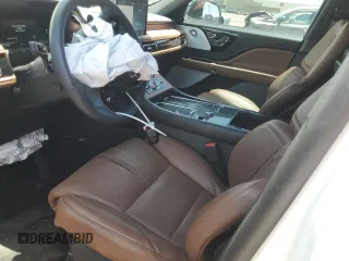 2023 Lincoln Aviator Reserve z VIN 5LM5J7XCXPGL29049, wystawiony jako Copart lot #46456115 z przebiegiem Nie podano mil oraz Szkoda całkowita • Salvage title. Historia ofert i sprzedaży dostępna na DreamBid. Obrazek 7.