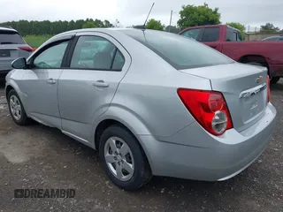 2015 Chevrolet Sonic LS z VIN 1G1JA5SH0F4115600, wystawiony jako IAAI lot #42693028 z przebiegiem 129 411 mil mil oraz . Historia ofert i sprzedaży dostępna na DreamBid. Obrazek 3.