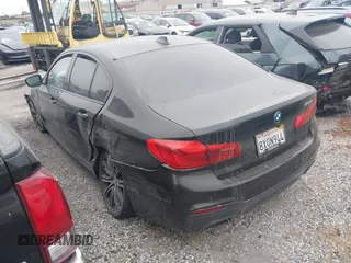 2018 BMW 5 Series 540i z VIN WBAJE5C5XJWA97667, wystawiony jako IAAI lot #41481362 z przebiegiem Nie podano mil oraz . Historia ofert i sprzedaży dostępna na DreamBid. Obrazek 3.