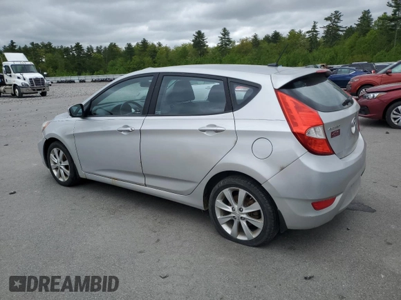 2013 Hyundai Accent SE z VIN KMHCU5AE2DU118005, wystawiony jako Copart lot #57415595 z przebiegiem 123 865 mil mil oraz Czysty tytuł • Clean title. Historia ofert i sprzedaży dostępna na DreamBid. Obrazek 2.