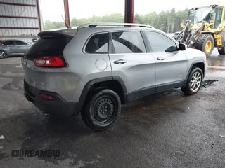 2014 Jeep Cherokee Latitude z VIN 1C4PJMCS7EW124660, wystawiony jako IAAI lot #42310356 z przebiegiem 322 480 mil mil oraz . Historia ofert i sprzedaży dostępna na DreamBid. Obrazek 4.