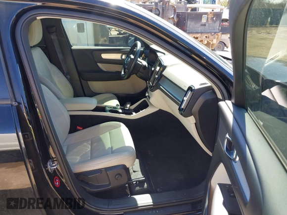 2019 Volvo XC40 Momentum with VIN YV4162XZ3K2018371, listed as a IAAI auction lot 41650401 with 86,647 mi miles and . Bid and sale history available at carsss.com. Image 5.