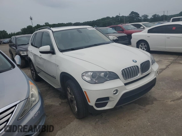 2013 BMW X5 xDrive35i z VIN 5UXZV4C59D0B21124, wystawiony jako Copart lot #57881665 z przebiegiem 41 277 mil mil oraz Tytuł czysty. Historia ofert i sprzedaży dostępna na DreamBid. Obrazek 4.