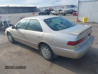 1998 Toyota Camry LE z VIN 4T1BG22K0WU232402, wystawiony jako IAAI lot #42274322 z przebiegiem 222 286 mil mil oraz . Historia ofert i sprzedaży dostępna na DreamBid. Obrazek 3.