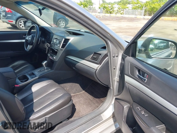 2011 Subaru Legacy Premium z VIN 4S3BMBC6XB3235757, wystawiony jako IAAI lot #42533336 z przebiegiem 168 825 mil mil oraz . Historia ofert i sprzedaży dostępna na DreamBid. Obrazek 5.