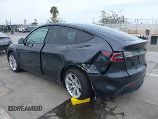 2024 Tesla Model Y z VIN 7SAYGDEDXRF032666, wystawiony jako IAAI lot #42373033 z przebiegiem 7 428 mil mil oraz . Historia ofert i sprzedaży dostępna na DreamBid. Obrazek 6.