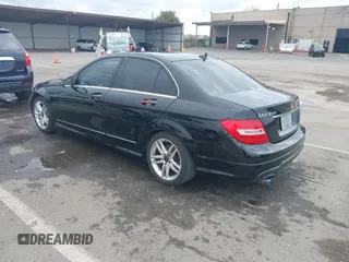 2013 Mercedes-Benz C 250 Sport z VIN WDDGF4HB4DA805824, wystawiony jako IAAI lot #41885189 z przebiegiem 140 404 mil mil oraz . Historia ofert i sprzedaży dostępna na DreamBid. Obrazek 3.
