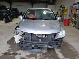2010 Nissan Versa S z VIN 3N1BC1CP5AL376294, wystawiony jako Copart lot #57912125 z przebiegiem 199 491 mil mil oraz Szkody całkowita. Historia ofert i sprzedaży dostępna na DreamBid. Obrazek 5.