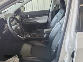 2022 Jeep Compass Latitude with VIN 3C4NJDBB3NT205928, listed as a IAAI auction lot 42832409 with 22,634 mi miles and . Bid and sale history available at DreamBid. Image 38.