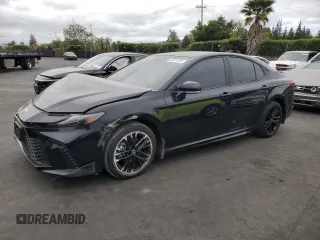 2025 Toyota Camry LE z VIN 4T1DAACK7SU119222, wystawiony jako Copart lot #53371305 z przebiegiem 1 364 mil mil oraz Szkoda całkowita • Salvage title. Historia ofert i sprzedaży dostępna na DreamBid. Obrazek 1.