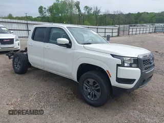 2025 Nissan Frontier S z VIN 1N6ED1EKXSN608668, wystawiony jako IAAI lot #41909095 z przebiegiem 41 mil mil oraz . Historia ofert i sprzedaży dostępna na DreamBid. Obrazek 1.