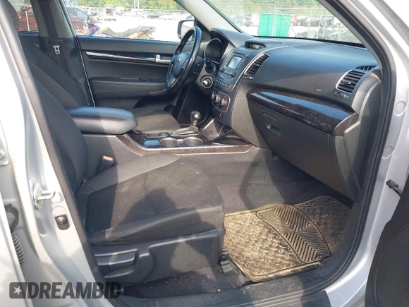 2014 Kia Sorento LX z VIN 5XYKT3A66EG550034, wystawiony jako IAAI lot #42166131 z przebiegiem 226 066 mil mil oraz . Historia ofert i sprzedaży dostępna na DreamBid. Obrazek 5.