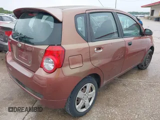 2011 Chevrolet Aveo 2LT z VIN KL1TG6DEXBB255061, wystawiony jako IAAI lot #42316873 z przebiegiem 157 980 mil mil oraz . Historia ofert i sprzedaży dostępna na DreamBid. Obrazek 4.