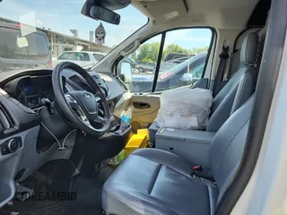 2019 Ford Transit z VIN 1FTYE1YM4KKB70936, wystawiony jako IAAI lot #42525385 z przebiegiem 233 237 mil mil oraz . Historia ofert i sprzedaży dostępna na DreamBid. Obrazek 27.