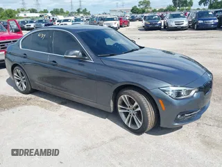 2018 BMW 3 Series 330i xDrive z VIN WBA8D9G52JNU73073, wystawiony jako IAAI lot #42616134 z przebiegiem 93 048 mil mil oraz . Historia ofert i sprzedaży dostępna na DreamBid. Obrazek 1.