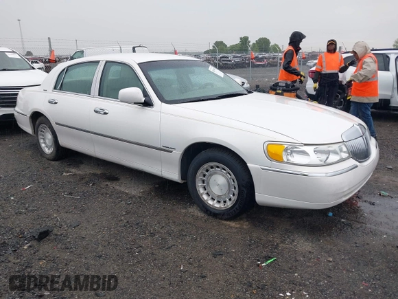 2002 Lincoln Town Car Executive z VIN 1LNHM81W42Y636204, wystawiony jako IAAI lot #42194479 z przebiegiem Nie podano mil oraz . Historia ofert i sprzedaży dostępna na DreamBid. Obrazek 1.
