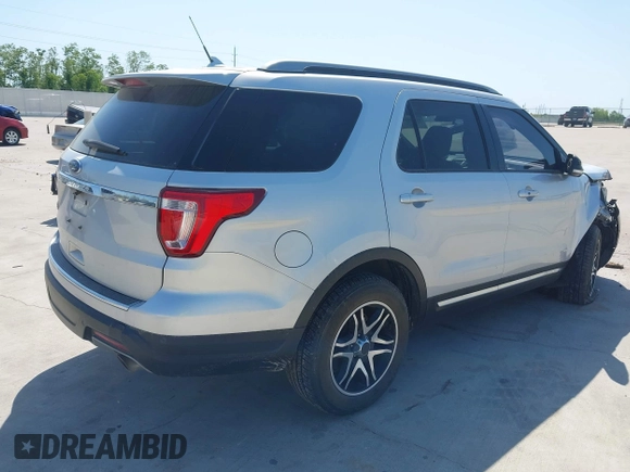 2018 Ford Explorer XLT z VIN 1FM5K7D87JGB43038, wystawiony jako IAAI lot #41978891 z przebiegiem 104 666 mil mil oraz . Historia ofert i sprzedaży dostępna na DreamBid. Obrazek 4.