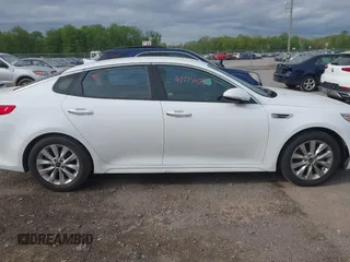 2017 Kia Optima LX z VIN 5XXGT4L38HG171236, wystawiony jako IAAI lot #42215406 z przebiegiem 83 107 mil mil oraz . Historia ofert i sprzedaży dostępna na DreamBid. Obrazek 14.