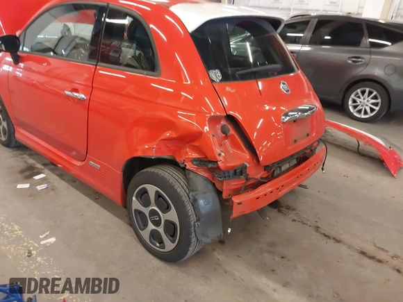 2018 FIAT 500e z VIN 3C3CFFGE4JT377259, wystawiony jako IAAI lot #41940039 z przebiegiem 61 053 mil mil oraz . Historia ofert i sprzedaży dostępna na DreamBid. Obrazek 6.