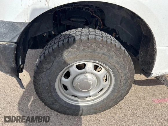 2018 Ford F-150 XL z VIN 1FTFX1E58JKF35180, wystawiony jako IAAI lot #42782023 z przebiegiem 105 516 mil mil oraz . Historia ofert i sprzedaży dostępna na DreamBid. Obrazek 9.