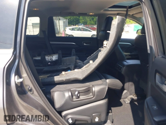 2018 Toyota Highlander SE with VIN 5TDJZRFH1JS895847, listed as a IAAI auction lot 42667973 with 93,876 mi miles and . Bid and sale history available at DreamBid. Image 8.