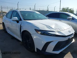 2025 Toyota Camry LE z VIN 4T1DAACK9SU049836, wystawiony jako IAAI lot #42407616 z przebiegiem 2 107 mil mil oraz . Historia ofert i sprzedaży dostępna na DreamBid. Obrazek 1.