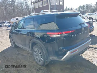 2024 Nissan Pathfinder SL z VIN 5N1DR3CD5RC295501, wystawiony jako IAAI lot #41774354 z przebiegiem 1 740 mil mil oraz . Historia ofert i sprzedaży dostępna na DreamBid. Obrazek 3.