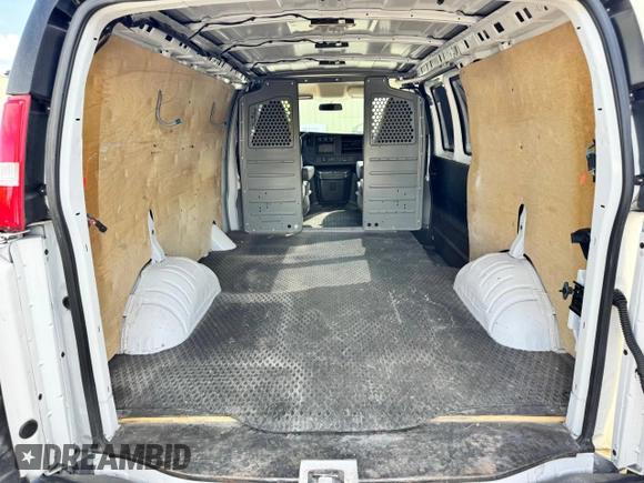 2017 GMC Savana Cargo z VIN 1GTZ7GFGXH1345543, wystawiony jako Copart lot #57692035 z przebiegiem 143 752 mil mil oraz Szkody całkowita. Historia ofert i sprzedaży dostępna na DreamBid. Obrazek 6.