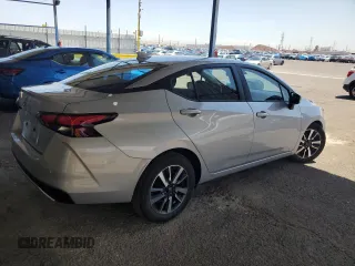 2025 Nissan Versa SV z VIN 3N1CN8EV8SL835919, wystawiony jako Copart lot #60416195 z przebiegiem 6 754 mil mil oraz Czysty tytuł • Clean title. Historia ofert i sprzedaży dostępna na DreamBid. Obrazek 3.