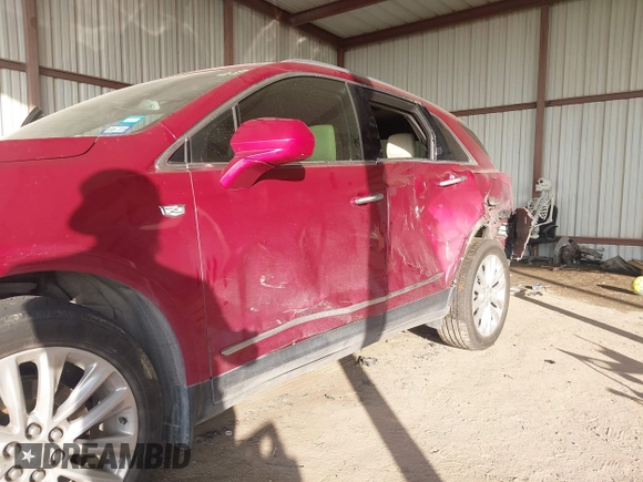 2019 Cadillac XT5 Premium Luxury FWD z VIN 1GYKNERS0KZ157287, wystawiony jako IAAI lot #41106524 z przebiegiem 131 464 mil mil oraz . Historia ofert i sprzedaży dostępna na DreamBid. Obrazek 6.
