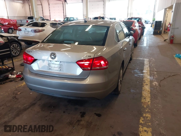 2014 Volkswagen Passat SE z VIN 1VWBN7A36EC064753, wystawiony jako IAAI lot #41221736 z przebiegiem 106 105 mil mil oraz . Historia ofert i sprzedaży dostępna na DreamBid. Obrazek 4.