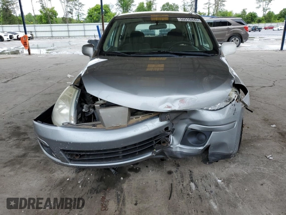 2008 Nissan Versa S z VIN 3N1BC13EX8L444176, wystawiony jako Copart lot #55516445 z przebiegiem 135 005 mil mil oraz Szkoda całkowita • Salvage title. Historia ofert i sprzedaży dostępna na DreamBid. Obrazek 5.