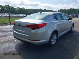 2013 Kia Optima LX z VIN 5XXGM4A72DG177062, wystawiony jako IAAI lot #42129883 z przebiegiem 144 097 mil mil oraz . Historia ofert i sprzedaży dostępna na DreamBid. Obrazek 4.