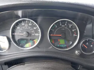 2017 Jeep Wrangler Unlimited Sahara z VIN 1C4BJWEG5HL731242, wystawiony jako IAAI lot #41891017 z przebiegiem 97 097 mil mil oraz . Historia ofert i sprzedaży dostępna na DreamBid. Obrazek 7.