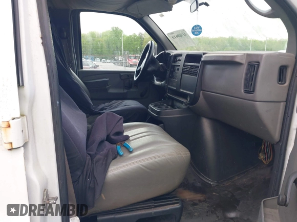 2007 Chevrolet Express Cargo z VIN 1GCFG15X271156787, wystawiony jako IAAI lot #41980610 z przebiegiem 266 250 mil mil oraz . Historia ofert i sprzedaży dostępna na DreamBid. Obrazek 5.