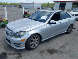 2013 Mercedes-Benz C 250 Sport z VIN WDDGF4HB4DR289787, wystawiony jako IAAI lot #42171301 z przebiegiem Nie podano mil oraz . Historia ofert i sprzedaży dostępna na DreamBid. Obrazek 2.