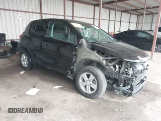 2021 Chevrolet Trax LS z VIN KL7CJKSB8MB360595, wystawiony jako IAAI lot #41602796 z przebiegiem 74 761 mil mil oraz . Historia ofert i sprzedaży dostępna na DreamBid. Obrazek 1.