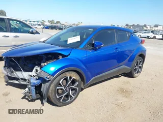 2018 Toyota C-HR XLE z VIN NMTKHMBXXJR007134, wystawiony jako IAAI lot #42004283 z przebiegiem 174 336 mil mil oraz . Historia ofert i sprzedaży dostępna na DreamBid. Obrazek 2.