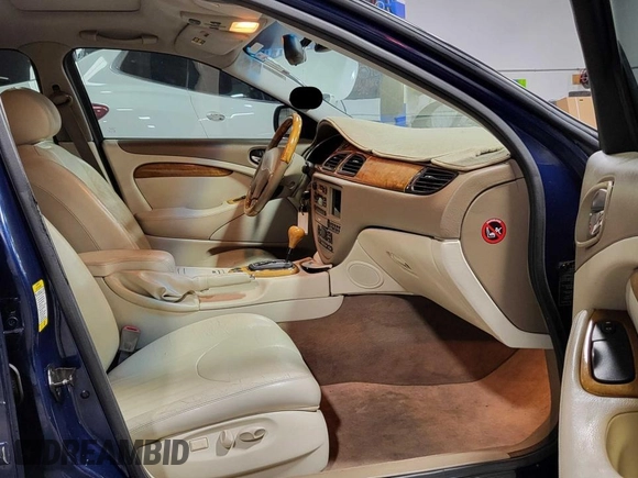 2000 Jaguar S-Type V8 z VIN SAJDA01D3YGL47987, wystawiony jako Copart lot #60103145 z przebiegiem 110 742 mil mil oraz Czysty tytuł • Clean title. Historia ofert i sprzedaży dostępna na DreamBid. Obrazek 5.
