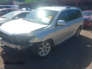 2011 Toyota Highlander z VIN 5TDBK3EHXBS050777, wystawiony jako IAAI lot #42305251 z przebiegiem Nie podano mil oraz . Historia ofert i sprzedaży dostępna na DreamBid. Obrazek 2.