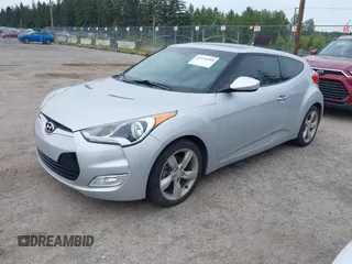 2014 Hyundai Veloster RE:FLEX z VIN KMHTC6AD6EU217282, wystawiony jako IAAI lot #42334268 z przebiegiem 68 473 mil mil oraz . Historia ofert i sprzedaży dostępna na DreamBid. Obrazek 2.